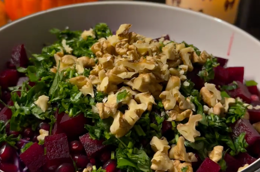 Lahka in nasitna dietna solata, ki bo čudežno očistila vašo prebavo (foto: Instagram/sevgilimutfagimm/posnetek zaslona)