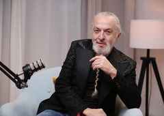 Milan Gačanovič - Gacho, slovenski modni oblikovalec, kostumograf in masker, ki je ličil Melanio Trump in segel do Versaceja