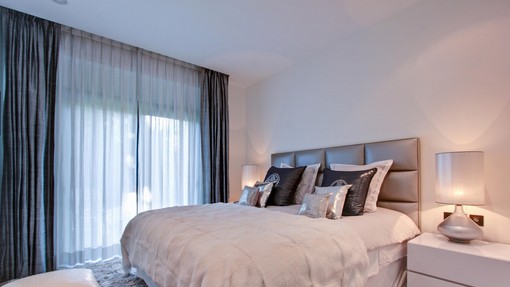 Najela sta Airbnb in našla sporočilo na postelji: splet se je nasmejal do solz (toda ali je šel lastnik čez mejo okusnega?!)