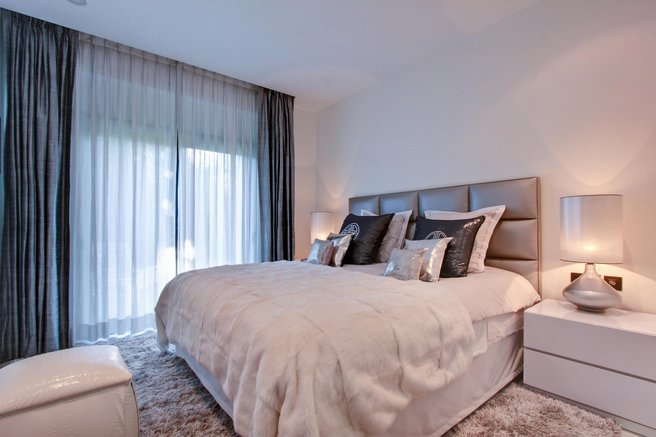 Najela sta Airbnb in našla sporočilo na postelji: splet se je nasmejal do solz (toda ali je šel lastnik čez mejo okusnega?!)