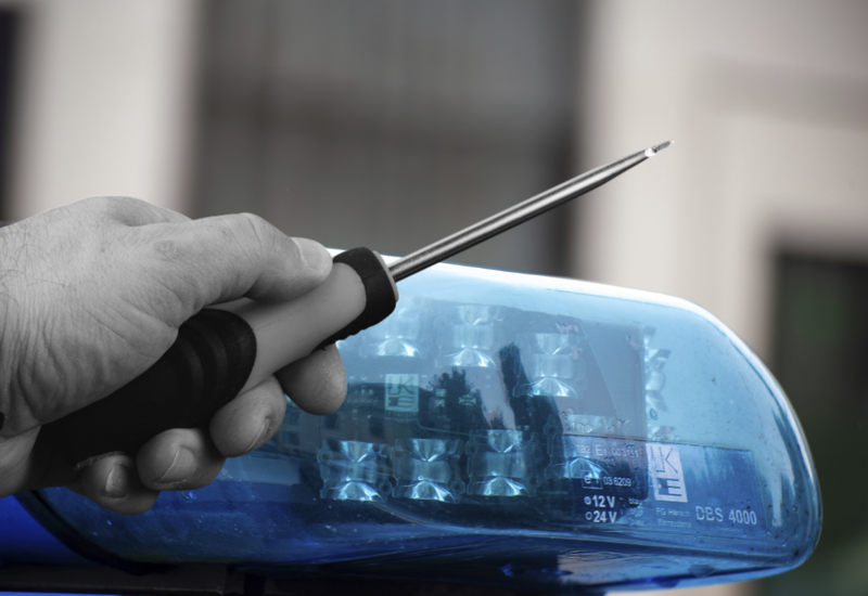 Nov incident v Novem mestu: varnostniku pred prodajalno grozil z izvijačem