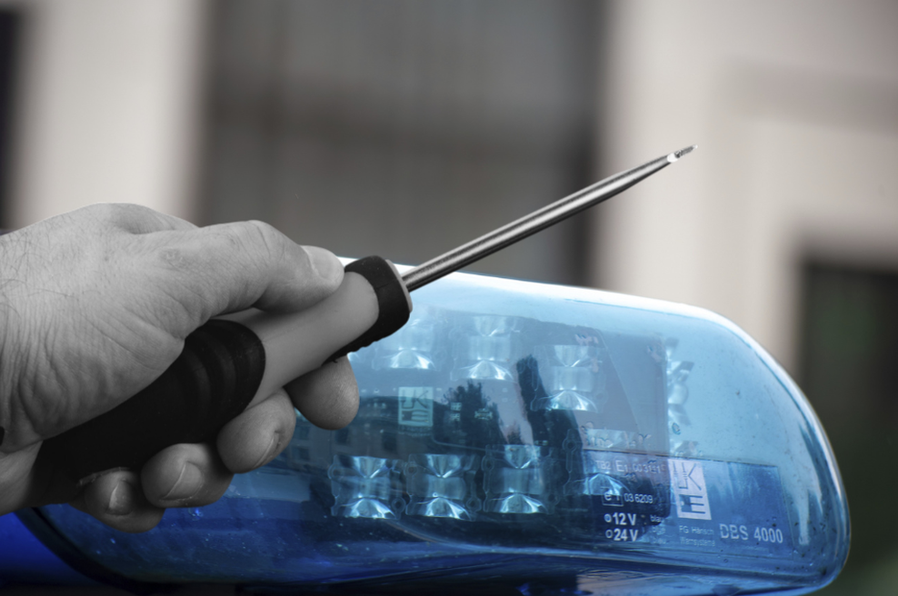 Nov incident v Novem mestu: varnostniku pred prodajalno grozil z izvijačem (foto: Profimedia/fotomontaža)