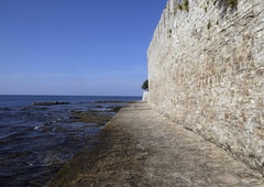 Moški med sprehodom po plaži v Novigradu naletel na grozljiv prizor: vse je posnel in fotografije hitro poslal medijem