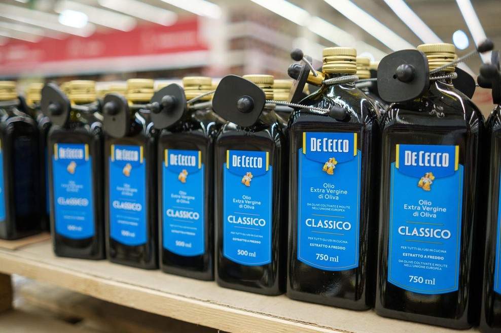 Strokovnjaki razkrili: to je najslabše mesto v kuhinji za shranjevanje olja (mnogi pa ga odlagajo prav tja!) (foto: Profimedia)