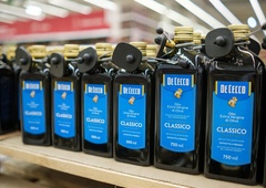 Strokovnjaki razkrili: to je najslabše mesto v kuhinji za shranjevanje olja (mnogi pa ga odlagajo prav tja!)