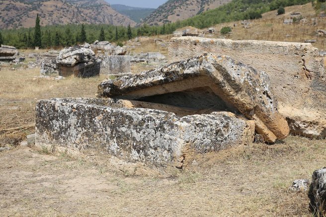 sarkofag rimljani budimpesta madzarska 1700 let truplo zenska arheologija zgodovina