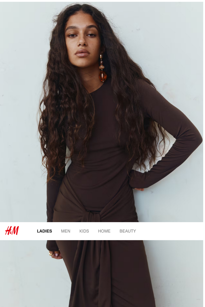 To je obleka iz H&M-a, ki se odlično prodaja, za tem pa se skriva dober razlog