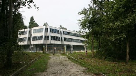 Skrivnostna zapuščena stavba v Ljubljani, ki buri duhove: razkrito, kaj se je v njej dogajalo v nekdanji Jugoslaviji