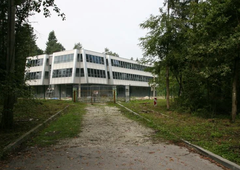 Skrivnostna zapuščena stavba v Ljubljani, ki buri duhove: razkrito, kaj se je v njej dogajalo v nekdanji Jugoslaviji