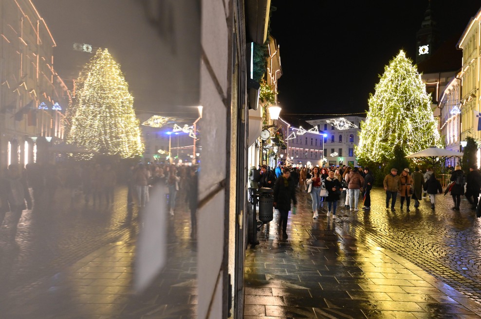 Stanovalci Stare Ljubljane že vnaprej trepetali pred veselim decembrom: "Glasno pogovarjanje, pitje, razbijanje steklenic ..." (foto: Žiga Živulovič jr./Bobo)