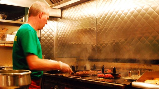 Znana veriga priljubljenih restavracij lokale zapira kot po tekočem traku: ruši se tradicija, stara več kot 70 let!