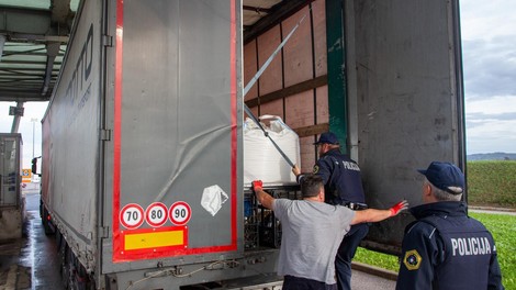 tovorno vozilo meja carina policija migranti slovenija tujci