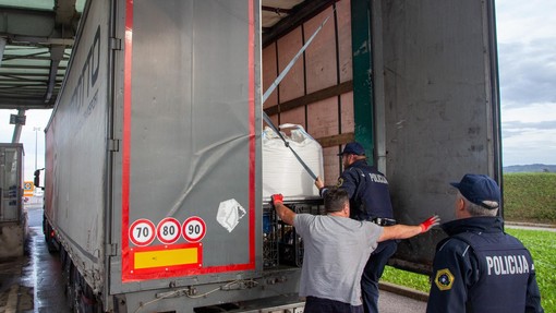 Policisti na slovenski meji med rutinskim nadzorom pokukali v tovornjak: kar so videli, jih je pustilo brez besed