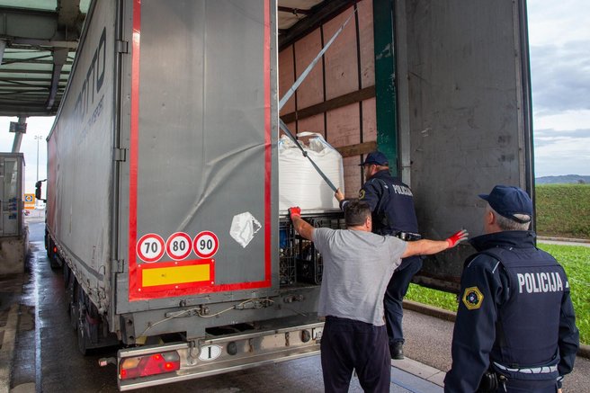 tovorno vozilo meja carina policija migranti slovenija tujci