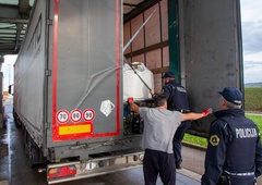 Policisti na slovenski meji med rutinskim nadzorom pokukali v tovornjak: kar so videli, jih je pustilo brez besed