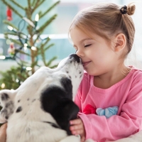 pes deklica poljubček