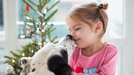 pes deklica poljubček