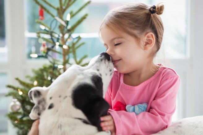 pes deklica poljubček