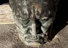 Policija ustavila voznika, ki je v prtljažniku prevažal glavo mrtvega predsednika