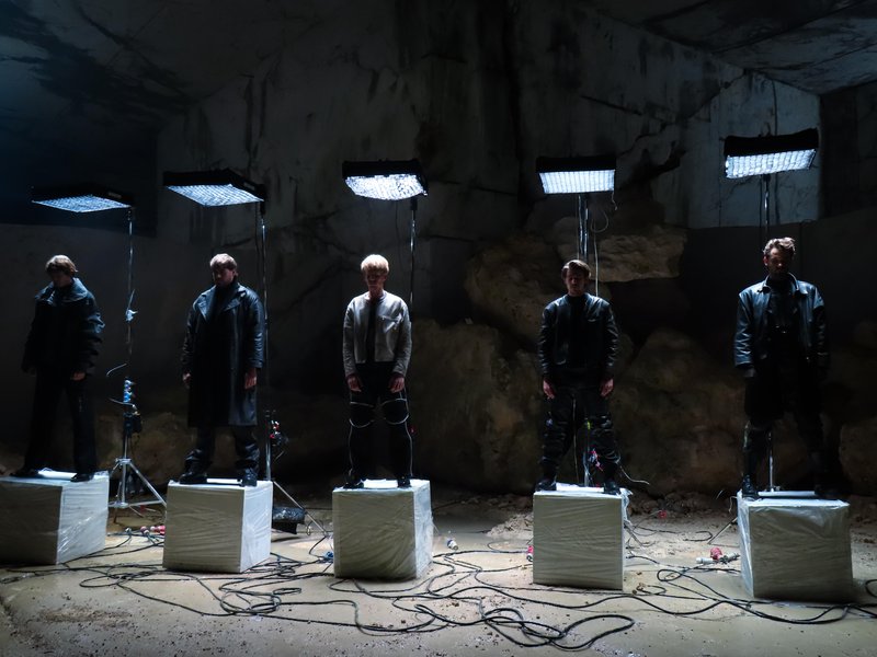 Joker Out v novem videospotu vabijo v prihodnost (kjer se ljubezen pretaka po kablih)