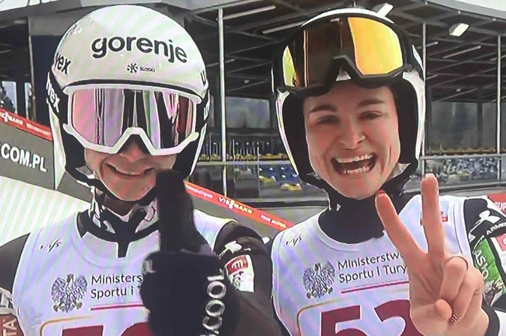 Dvojna slovenska zmaga! Naši Niki nadvladali nasprotnice in zasedli najvišji mesti (foto: Facebook/Bratje in Nika Prevc fanclub)