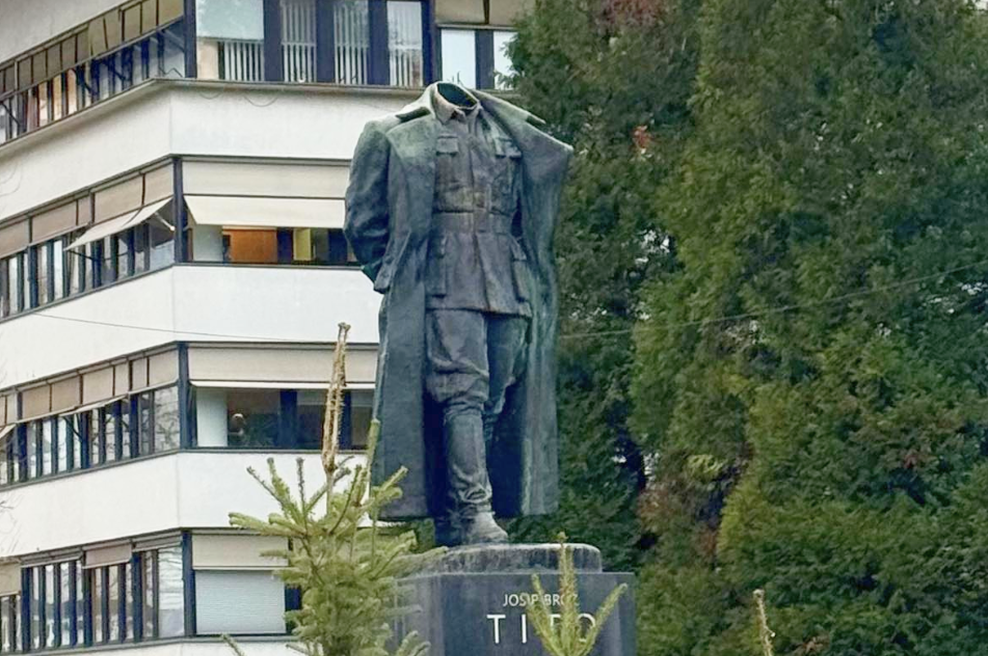 V Velenju neznanci obglavili kip Josipa Broza Tita, domačini nad dejanjem ogorčeni (foto: Facebook/Socialni demokrati Velenje)