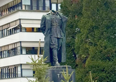 V Velenju neznanci obglavili kip Josipa Broza Tita, domačini nad dejanjem ogorčeni