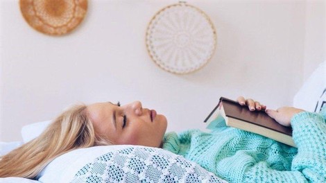 ženska spanje sanje