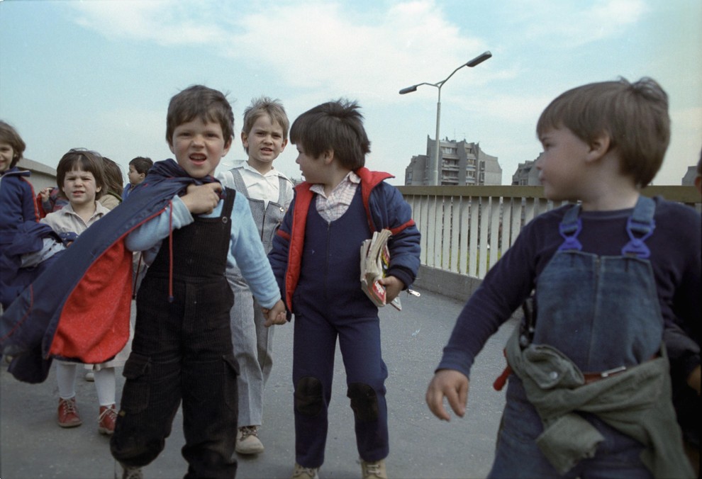 Otroštvo v Jugoslaviji, ki je obstajala med letoma 1945 in 1991, je bilo zaznamovano s specifičnimi družbenimi, političnimi in gospodarskimi …