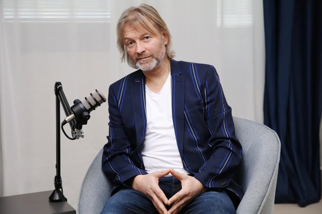 Znani glasbenik iskreno o zaslužku v svojem poklicu: "To niso milijoni, se pa da z glasbo živeti!"