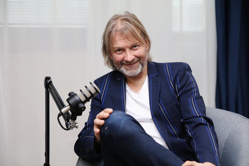 Znani glasbenik iskreno o zaslužku v svojem poklicu: "To niso milijoni, se pa da z glasbo živeti!"