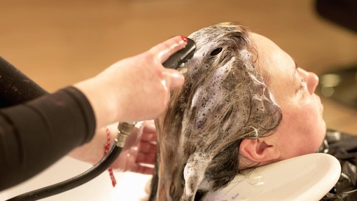 "Veste, kaj sem doživela v frizerskem salonu?!" se je jezila ženska, ki je razkrila svojo nič kaj prijetno izkušnjo