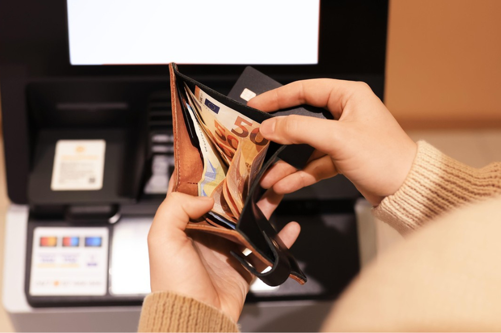 Kdaj ne bi smeli plačevati s kartico? V teh 5 primerih je gotovina edina pametna izbira (opozarjajo strokovnjaki) (foto: Profimedia)