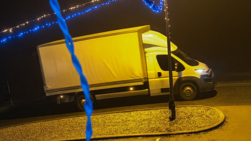 Prepoznate vozilo na fotografiji? Tatovi so z njim mladega slovenskega podjetnika oškodovali za ogromno denarja