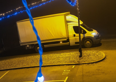 Prepoznate vozilo na fotografiji? Tatovi so z njim mladega slovenskega podjetnika oškodovali za ogromno denarja