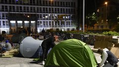 Protestna akcija Kje bomo pa jutri spali na Trgu republike.