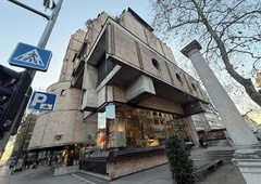 "Kakšna lepotica!" Tujci se ne morejo nagledati ljubljanske stavbe — ta je delo znanega slovenskega arhitekta!