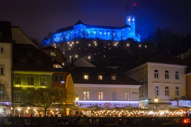Ljubljančani prepričani, da 'trubači' kazijo okrašeno prestolnico, mestna občina pa ...