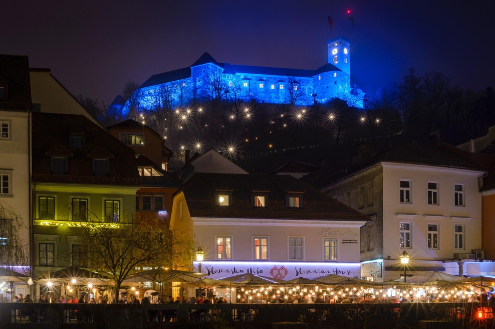 Ljubljančani prepričani, da 'trubači' kazijo okrašeno prestolnico, mestna občina pa ... (foto: Alen Milavec/Bobo)