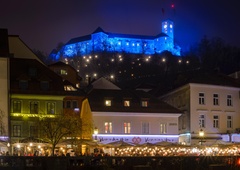 Ljubljančani prepričani, da 'trubači' kazijo okrašeno prestolnico, mestna občina pa ...