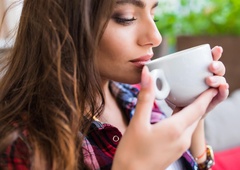 Napitek, ki pospešuje presnovo, topi maščobo in uravnava apetit: vsako jutro popijte vodo s ščepcem te začimbe