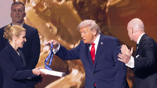 Predsednik Fife se bo moral zagovarjati zaradi "nagrade za mir", ki jo je podelil Trumpu