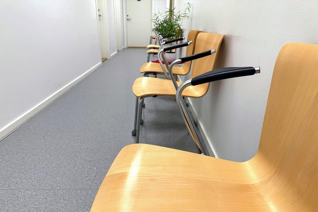 Slovenec ni mogel verjeti, kaj je tik ob njem počel upokojenec v čakalnici: "Od kdaj so ljudje tako brezsramni v javnosti?"