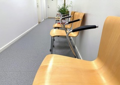 Slovenec ni mogel verjeti, kaj je tik ob njem počel upokojenec v čakalnici: "Od kdaj so ljudje tako brezsramni v javnosti?"