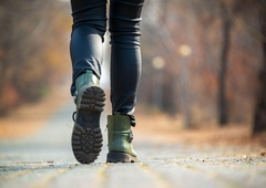 Je samo hoja dovolj za dolgo in zdravo življenje? Strokovnjaki razkrivajo, kako tudi v starosti ohranjati vitalnost