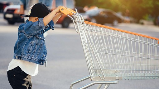 Prizor pred trgovino ga je šokiral, zato je glasno vprašal: "Pa zakaj to počnete?! Gre za res nekaj ogabnega," je bil jasen in glasen