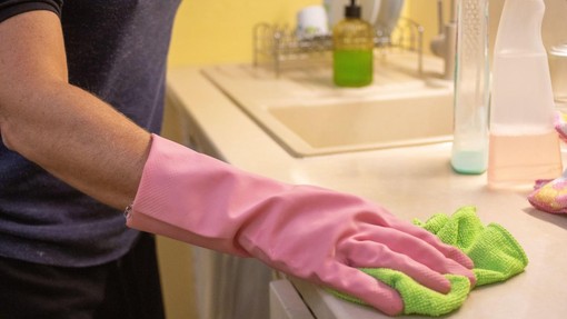 "Magično" čistilo, ki ga imamo doma čisto vsi: likalnik se bo bleščal, prav tako fuge, pohištvo in oblačila (nista soda bikarbona in kis)