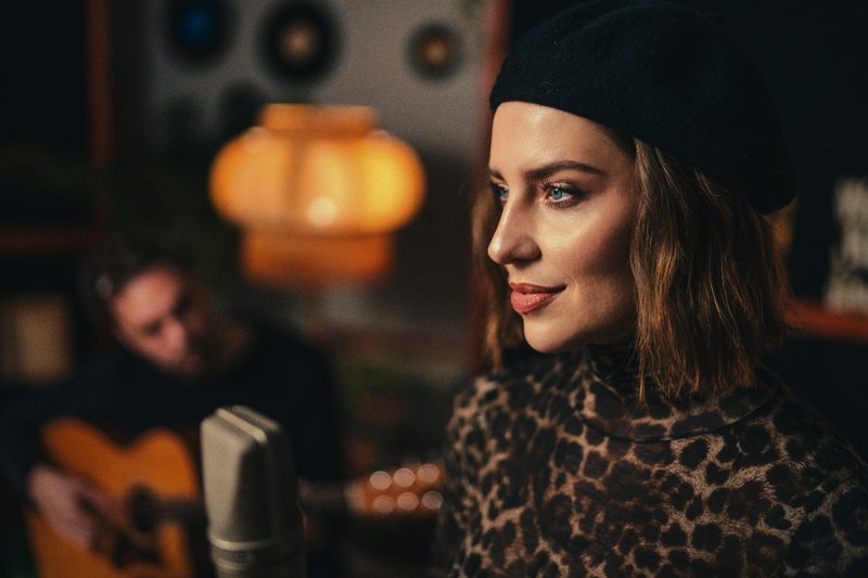 Toplina za praznike: Maja Keuc predstavlja akustični skladbi, ki pobožata srce (VIDEO)