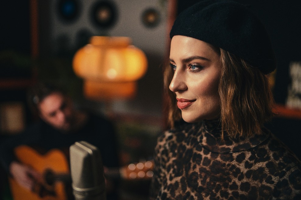 Toplina za praznike: Maja Keuc predstavlja akustični skladbi, ki pobožata srce (VIDEO) (foto: Osebni arhiv izvajalke)