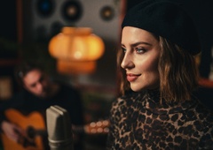 Toplina za praznike: Maja Keuc predstavlja akustični skladbi, ki pobožata srce (VIDEO)